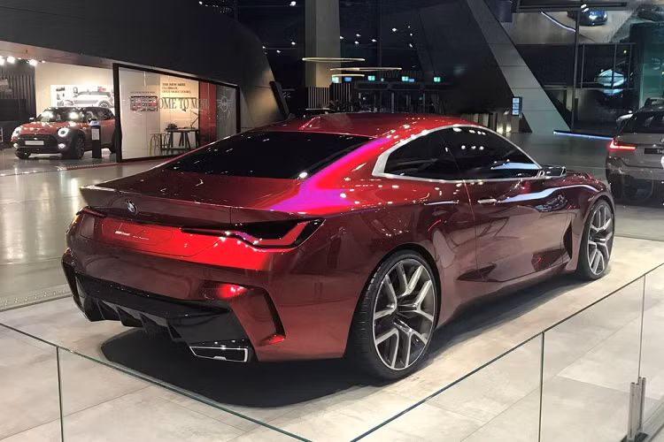 Là bản concept được BMW trình làng vào tháng 9 năm ngoái, mẫu sedan hạng sang BMW Concept 4 thể hiện quan điểm của hãng xe Đức về ngôn ngữ thiết kế của những dòng xe trong tương lai. Đồng thời, bản concept này mang nhiều đặc điểm sẽ xuất hiện trên chiếc BMW 4 Series thế hệ mới nhất chuẩn bị ra mắt.