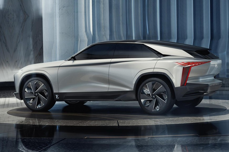 Xe điện tương lai Aero Sport Lounge không chỉ có phong cách thiết kế cấp tiến, sang trọng, thông minh, mà còn cực kỳ tốc độ nữa. Nó có thể gia tốc từ 0-100 km/h trong chỉ 2,8 giây nhờ một mô tơ điện 670 mã lực từ xe đua DS Tcheetah Formula E. Cụm pin 100 kWh đặt dưới sàn cung cấp cự li di chuyển hơn 650 km trên một lần sạc đầy.