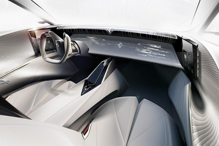 Bảng đồng hồ đã được thay thế bởi một HUD sử dụng công nghệ tăng cường thực tế để chiếu thông tin lên kính chắn gió. Chưa hết, chiếc xe còn có một hệ thống trí tuệ nhân tạo mang tên Iris và điều khiển cảm ứng xúc giác với siêu âm 3D, công nghệ được hợp tác phát triển với một phòng thí nghiệm tại Silicon Valley.