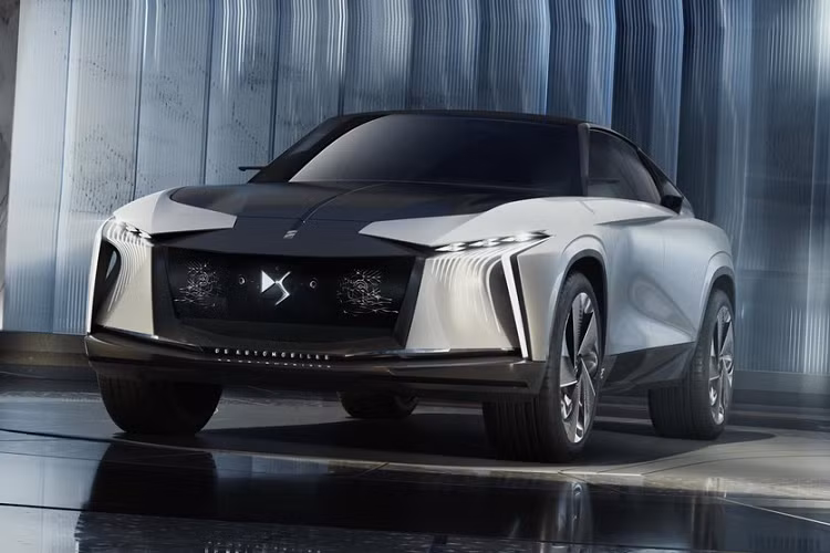 Thương hiệu xe sang DS của Citroen mới đây đã giới thiệu sản phẩm mới mang tên Aero Sport Lounge trước thềm sự kiện Triển lãm Ô tô Geneva 2020, nơi nó sẽ được trưng bày từ này 3/3. Được thiết kế để tối ưu hóa khí lưu, concept SUV điện DS Aero Sport Lounge kiểu dáng coupe dài 5 mét sở hữu một lưới tản nhiệt được tạo hình để dẫn khí sang hai bên và truyền tới bộ la-zăng cỡ 23-inch phong cách đặc biệt.