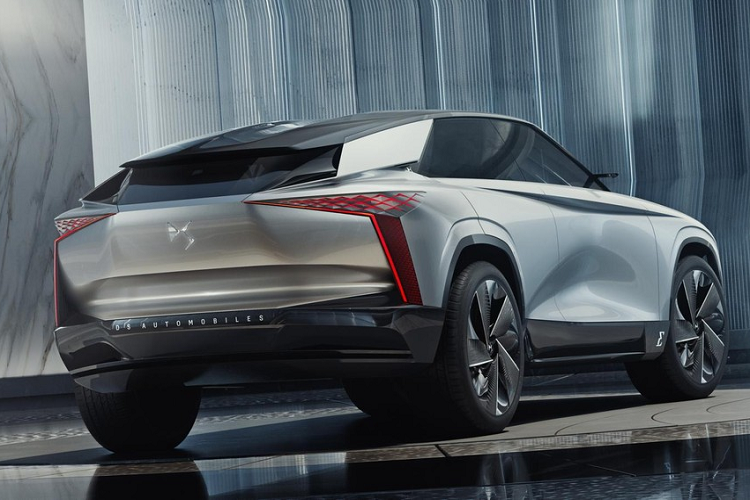 Một vài điểm nổi bật khác bao gồm màn hình ở trong lưới tản nhiệt mà có công dụng che đi những thiết bị cảm biến, đèn pha và đèn chạy ban ngày LED. Nó cũng che đi cả các tấm chiếu sáng “DS Light Veil” mà mang tới cái nhìn trước cho nét đặc trưng thiết kế tương lai của công ty.