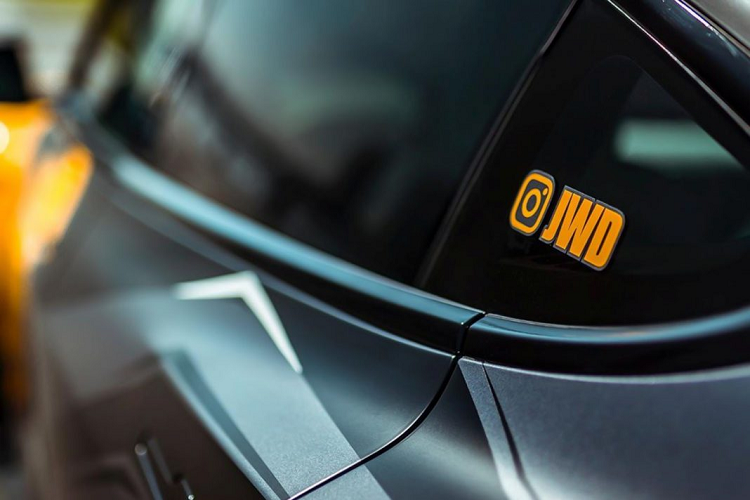 Hiện chưa rõ liệu chiếc Tesla Model 3 hàng khủng này có được can thiệp vào khối động cơ hay không, phiên bản Performance của mẫu sedan chạy điện này sở hữu khối động cơ 480 mã lực và chỉ mất 3,4 giây để tăng tốc từ 0-100 km/h, xe sử dụng hệ dẫn động 4 bánh.