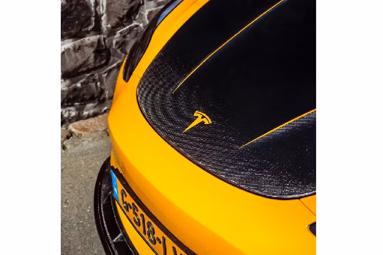 Chiếc Tesla Model 3 phiên bản Performance của anh Jordy Dost được độ lại hoàn toàn ngoại thất với gói nâng cấp đến từ nhà độ RevoZport với tên gọi R-Zentric 3R EVO (Active Aero). Gói độ đặc biệt này mang đến một diện mạo hầm hố hơn đáng kể so với thiết kế nguyên bản, vốn được đánh giá là khá “hiền”.