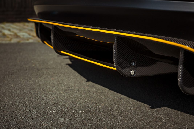 Ngoài bộ bodykit từ RevoZport, chiếc Tesla Model S của anh Jordy Dost được nâng cấp thêm bộ mâm 5 chấu kép Zito ZF05 sơn màu bạc kim loại. Để giúp cho ngoại hình của xe trở nên “hiếu chiến” hơn, hệ thống treo nguyên bản trên xe đã được thay mới bằng hệ thống treo khí nén đến từ thương hiệu Accu Air.