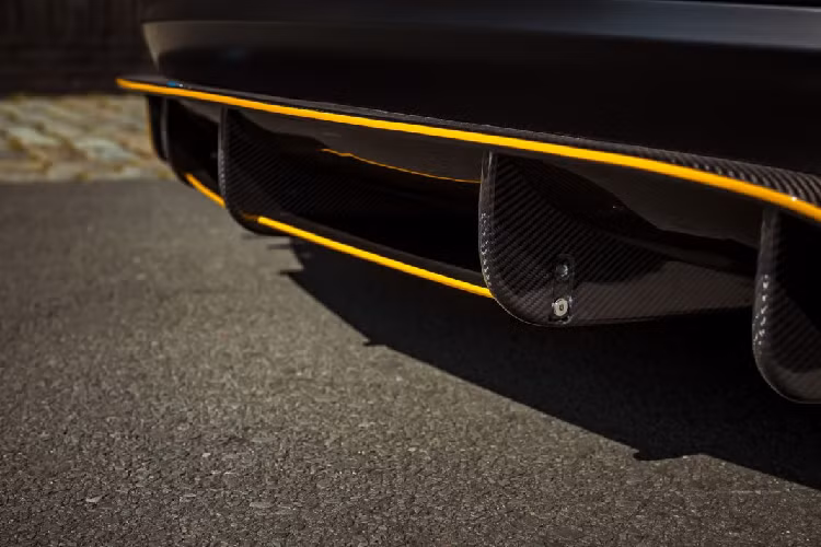 Ngoài bộ bodykit từ RevoZport, chiếc Tesla Model S của anh Jordy Dost được nâng cấp thêm bộ mâm 5 chấu kép Zito ZF05 sơn màu bạc kim loại. Để giúp cho ngoại hình của xe trở nên “hiếu chiến” hơn, hệ thống treo nguyên bản trên xe đã được thay mới bằng hệ thống treo khí nén đến từ thương hiệu Accu Air.