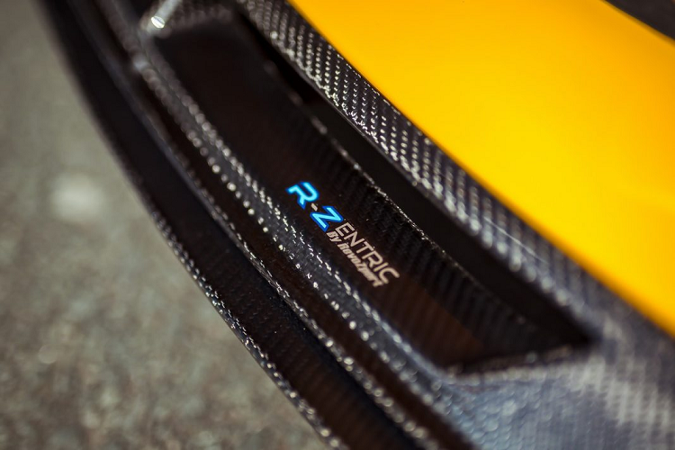 Cụ thể, gói độ từ RevoZport mang đến cho xe một vẻ ngoài khí động học hơn, cản trước được trang bị thêm phần líp gió được làm từ sợi carbon, nắp ca-pô nguyên bản được thay thế bằng nắp ca-pô carbon dập gân nổi. Thân xe được nới rộng hơn bằng các miếng ốp vè bánh xe trước và sau, RevoZport cũng bổ sung thêm hai cánh gió hông cho thân xe.