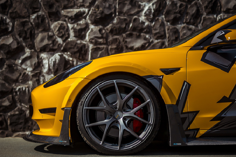 Chưa dừng lại ở đó, gói độ R-Zentric 3R EVO mang đến một phần đuôi xe với tạo hình mạnh mẽ, khác với thiết kế nguyên bản, đuôi xe được trang bị thêm bộ khuếch tán gió cỡ lớn, nắp khoang hành lí phía sau carbon cùng một cánh gió dạng ducktail bằng sợi carbon.