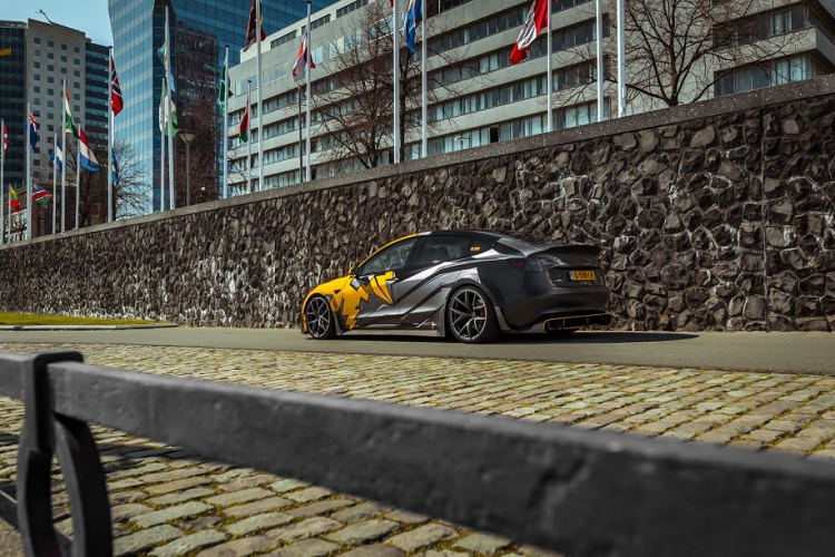 Đơn vị thực hiện quá trình nâng cấp ngoại hình cho mẫu sedan chạy điện là JD Customs, garage tại Hà Lan này nổi tiếng với những dự án độ các dòng xe hiệu năng cao của thương hiệu Mercedes-Benz, BMW và Audi. Chiếc Tesla Model 3 bản Performance là mẫu xe điện đầu tiên được garage này “can thiệp”. Theo RevoZport, đây là chiếc Model 3 đầu tiên trên thế giới được trang bị gói độ nói trên.