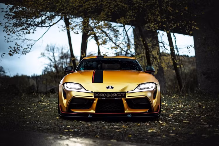 Bất kể nhanh đến thế nào, Toyota Supra GR 550 trông cực kỳ táo bạo khi nó được bọc vào màu sáng chói, họa tiết chất thể thao và một cánh gió trước từ AC Schnitzer. Mẫu xe cũng có các thanh ốp sườn khí động học, lò xo hạ thấp H&amp;R và bộ la-zăng 20 inch với lớp sơn hoàn thiện màu đen sa tanh.