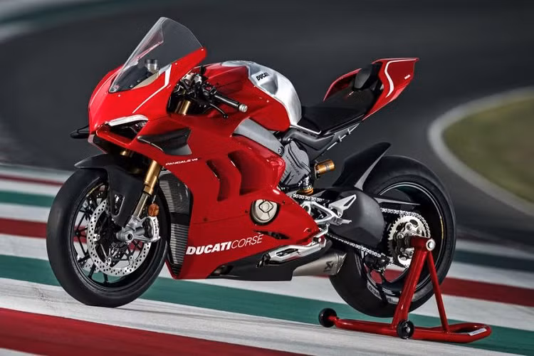Các trang bị an toàn đáng chú ý trên Panigale V4 R gồm có chống bó cứng phanh hỗ trợ khi vào cua Bosch Cornering ABS EVO, kiểm soát độ bám đường Ducati Traction Control (DTC) EVO, chống trượt bánh Ducati Slide Control (DSC), hệ thống điều khiển chống bốc đầu xe Ducati Wheelie Control (DWC) EVO, hỗ trợ xuất phát Ducati Power Launch (DPL), sang số nhanh Ducati Quick Shift (DQS) EVO, kiểm soát phanh động cơ Engine Brake Control EVO (EBC) và ba chế độ lái