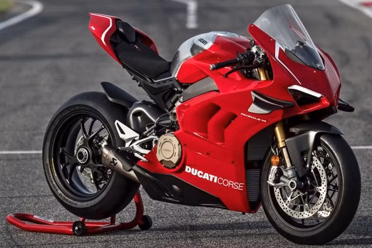 Ducati Panigale V4 R 2019 cũng có rất nhiều tính năng thú vị khác như cặp đĩa phanh Brembo 330mm ở bánh trước, cùng kẹp phanh Brembo Monobloc Stylema M4.30 và Bosch Cornering ABS EVO theo tiêu chuẩn, hệ thống treo trên Panigale V4 R hiệu Ohlins với bộ giảm xóc NPX titanium ở phía trước và giảm xóc đơn TTX36 ở sau. Cả hai đều là giảm xóc điều chỉnh cơ, khác với loại điều chỉnh điện trên Panigale V4 S.