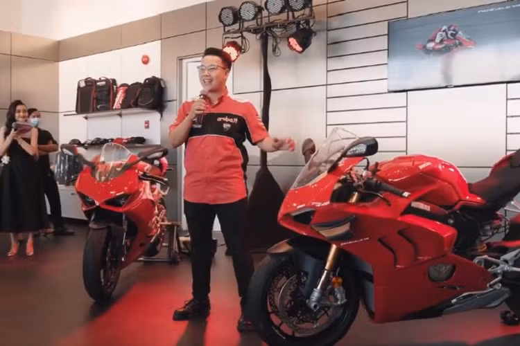 Tuy nhiên, siêu môtô Panigale V4 R chưa có sẵn tại Việt Nam và Minh Nhựa sẽ phải đợi xe được nhập về. Đại gia Minh Nhựa cho biết thật ra anh là fan của thương hiệu môtô Ducati từ rất lâu rồi, anh thường xuyên tìm hiểu và nghiên cứu về những dòng môtô mạnh mẽ nhà Ducati.