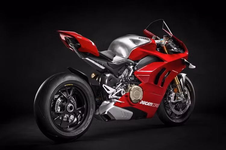 Sự khác biệt rõ rệt nhất giữa Ducati Panigale V4 R và Panigale V4 tiêu chuẩn nằm ở khối động cơ Stradale V-4 có dung tích 998cc thay vì 1.103 cc (cắt giảm để phù hợp với quy tắc trên đường đua). Bù lại, Panigale V4 R được áp dụng nhiều công nghệ xe đua nên mạnh tới 221 mã lực và mô-men xoắn cực đại 112Nm. Nếu trang bị hệ thống ống xả đầy đủ đồ chơi của Akrapovic, Panigale V4 R mới có thể mạnh đến 234 mã lực.