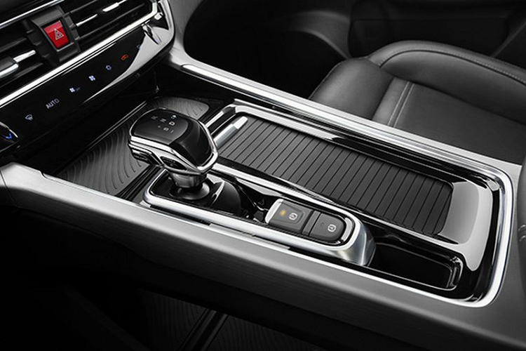 Qua tới phần thân xe, Jiayue X7 chắc hẳn sẽ khiến không ít fan của Porsche cảm thấy "quen quen" với vóc dáng tổng thể khá giống mẫu Cayenne danh tiếng. JAC Jiayue X7 được trang bị bộ mâm 5 chấu kép với kích cỡ khoảng 18 inch, giá treo đồ trên nóc tiện dụng và gương chiếu hậu tích hợp xi-nhanh LED...