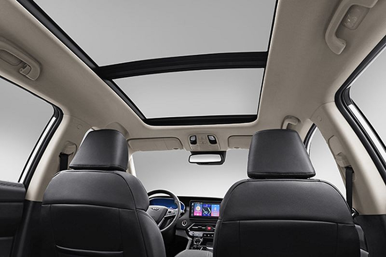 Ở phần đuôi xe, Jiayue X7 lại tiếp tục học hỏi thiết kế đèn hậu LED kéo dài kiểu Porsche Macan. Đi kèm với đó còn là bộ 4 ống xả tứ giác mạ chrome khá thể thao.