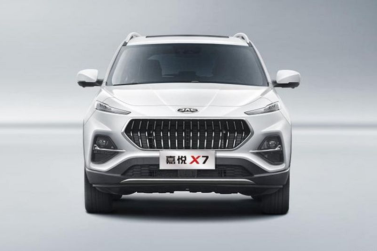 Bước vào không gian cabin, cũng giống như nhiều mẫu xe Trung Quốc khác, JAC Jiayue X7 được trang bị tới 2 hệ thống màn hình cho tác vụ giải trí và công-tơ-mét. Ngoài ra, khoang nội thất của Jiayue X7 được đánh giá có thiết kế chỉn chu, gọn gàng và tương đối cao cấp. Nhưng công bằng mà nói, khoang cabin của Jiayue X7 vẫn mang khá nhiều âm hưởng thiết kế từ các mẫu xe Hàn Quốc.