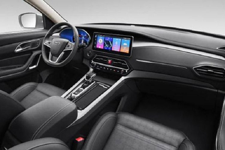 Quan sát kỹ có thể nhận thấy, ở phần đầu xe, Jiayue X7 thừa hưởng bộ mặt ca-lăng có phần tương tự các mẫu xe tới từ nhà Maserati, "cặp mắt" với thiết kế 2 tầng theo kiểu của Hyundai thời gian gần đây... Tổng thể, Jiayue X7 mang tới cái nhìn trẻ trung ngay từ phần mặt tiền.