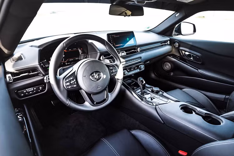 Manhart cũng nâng cấp cho Supra 450 2020 với lò xo hạ gầm của H &amp; R hoặc khách hàng có thể lựa chọn hệ thống treo KW Variant 3 Coilover. Về ngoại hình, Manhart bổ sung một số điểm nhấn bao gồm các đường màu đỏ sọc. Dàn chân của bản độ Supra 450 có cầu hình 2 bánh trước sử dụng mâm xe 9x20 inch trong khi bánh sau lớn hơn với bộ mâm 10,5 x 20 inch.