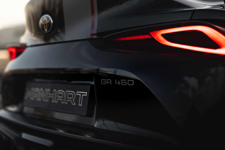 Manhart tạo thêm điểm nhấn trên ngoại thất chiếc ASupra 2020 với những đường nét màu đỏ nổi bật giúp chiếc xe trở nên thể thao và sang trọng hơn khi lăn bánh trên đường.