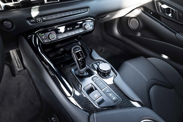 Vành mâm được đánh bóng màu kim cương hoặc các tùy chọn đen bóng và đen nhám. Chưa dừng lại ở đó, hãng độ Đức cung cấp tùy chọn loại bỏ bộ xúc tác ống xả đồng thời kích hoạt chế độ start/stop tự động và chụp ống xả giả.