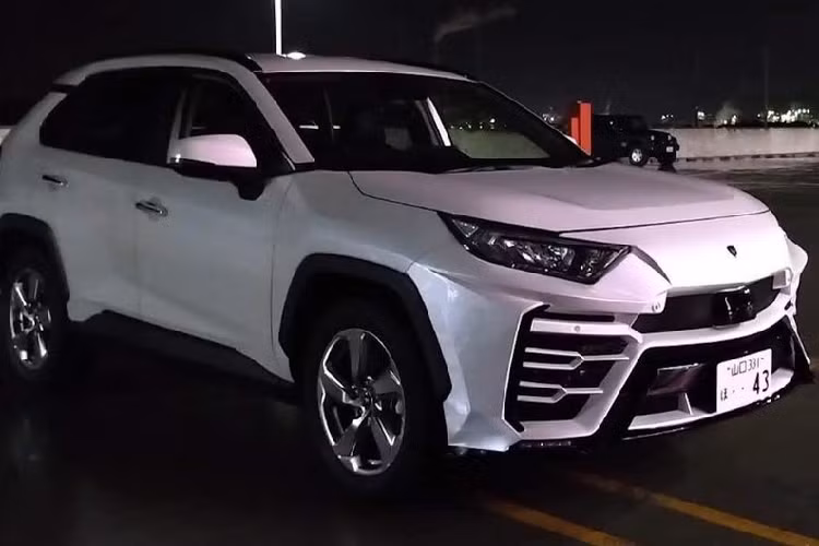 Với những người đam mê Lamborghini Urus mà không đủ tiền, hãng độ Albermo đến từ tỉnh Yamaguchi của Nhật Bản đã có giải pháp. Mới đây, công ty này đã tung ra gói độ mang tên XR51 để biến mẫu SUV cỡ C Toyota RAV4 thế hệ hiện tại thành siêu xe Lamborghini Urus.