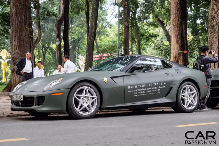 Về nước cuối tháng 8/2009, Ferrari 599 GTB hàng hiếm này từng gây sốt trong cộng đồng yêu xe Việt. Tại thời điểm cập bến thủ đô Hà Nội, xe sở hữu lớp sơn đỏ Rosso Corsa đặc trưng của hãng siêu xe Ý nhưng sau một thời gian sử dụng, xe đã được chủ nhân bán lại cho Tập đoàn cà phê Trung Nguyên và kể từ đó, tần suất xuất hiện trên đường phố dần trở nên ít ỏi. 