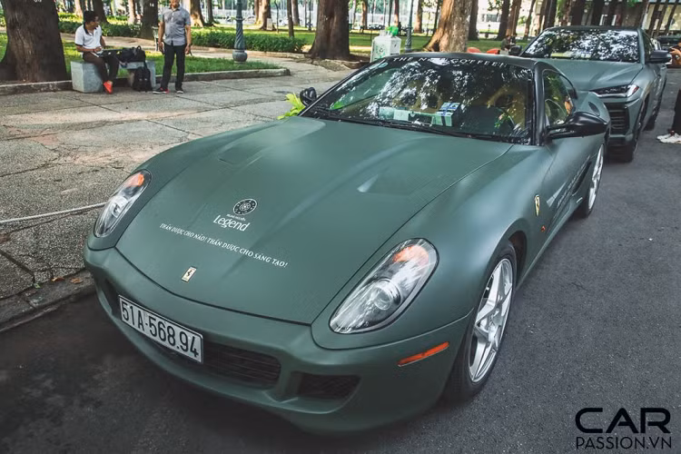 Dòng xe Ferrari 599 GTB Fiorano trình làng tại triển lãm Geneve Motor Show 2006 với sứ mệnh thay thế chiếc Ferrari 575 M Maranello. Tên xe 599 GTB với con số “599” tượng trưng cho dung tích 5.999 cc từ khối động cơ V12 trên xe, “GTB” là chữ viết tắt của Gran Turismo Berlinetta có nghĩa đây là một mẫu xe Grand Tourer với kiểu dáng của một mẫu Coupe hai cửa. 