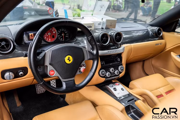 Về mặt thiết kế, cản trước của Ferrari 599 GTB gây ấn tượng với 3 hốc gió lớn, lưới tản nhiệt đã được sơn đen, điểm nhấn là logo “ngựa chồm” bằng kim loại đặt ở vị trí trung tâm. Ferrari 599 GTB là mẫu siêu xe có động cơ đặt trước, vì vậy, nắp ca-pô trên xe được kéo dài hơn thường lệ và bổ sung thêm những khe thoát khí với thiết kế hầm hố. Cụm đèn pha halogen đặt ẩn vào thân xe, toát lên một vẻ đẹp hoài cổ cho “siêu ngựa” đến nay đã hơn 10 năm tuổi. 