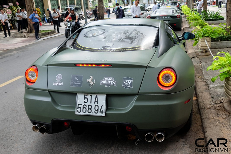 Khác với phần đầu xe có thiết kế cứng cáp, đuôi xe bo tròn mang lại vẻ ngoài mềm mại. Phía sau xe là cụm đèn hậu hình tròn kết hợp cùng cụm ống xả với 4 chụp xả chia đều cho hai bên đuôi xe. Một điểm đáng chú ý khác là trên thân xe có sự xuất hiện của cụm đèn xi-nhan màu đỏ-cam, đây là trang bị an toàn bắt buộc trên những mẫu xe nhập khẩu vào thị trường Mỹ. 