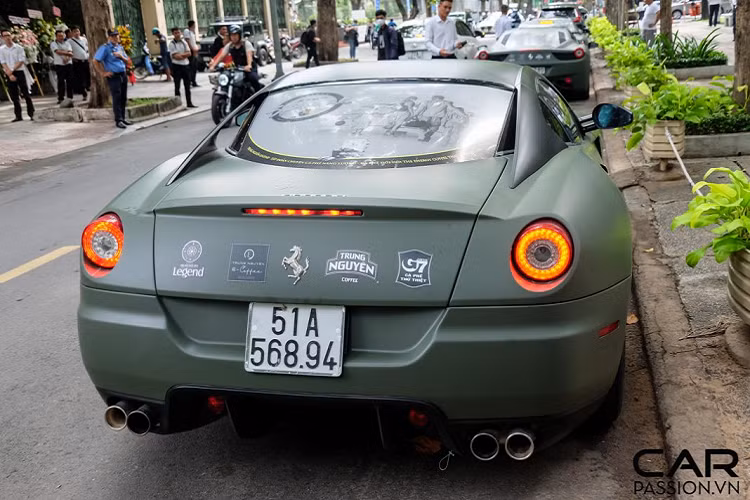 Khác với phần đầu xe có thiết kế cứng cáp, đuôi xe bo tròn mang lại vẻ ngoài mềm mại. Phía sau xe là cụm đèn hậu hình tròn kết hợp cùng cụm ống xả với 4 chụp xả chia đều cho hai bên đuôi xe. Một điểm đáng chú ý khác là trên thân xe có sự xuất hiện của cụm đèn xi-nhan màu đỏ-cam, đây là trang bị an toàn bắt buộc trên những mẫu xe nhập khẩu vào thị trường Mỹ. 