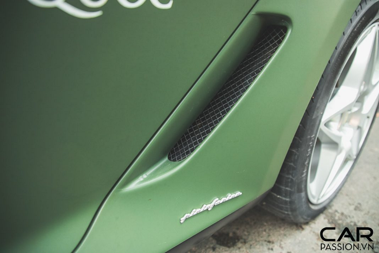 Bên cạnh lớp decal màu xanh quân đội, một số chi tiết như gương chiếu hậu, nóc xe, tay nắm cửa và nắp nhiên liệu đều được dán decal đen mờ tạo điểm nhấn. Chiếc Ferrari 599 GTB độc nhất Việt Nam được trang bị bộ mâm 5 chấu sơn bạc có hình ngôi sao khá đẹp mắt, bộ mâm này có đường kính 19 inch cho bánh trước và 20 inch cho bánh sau. Ẩn phía sau bộ mâm là cùm phanh đã được sơn lại từ tông màu đỏ sang màu bạc. 