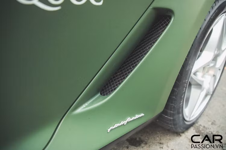 Bên cạnh lớp decal màu xanh quân đội, một số chi tiết như gương chiếu hậu, nóc xe, tay nắm cửa và nắp nhiên liệu đều được dán decal đen mờ tạo điểm nhấn. Chiếc Ferrari 599 GTB độc nhất Việt Nam được trang bị bộ mâm 5 chấu sơn bạc có hình ngôi sao khá đẹp mắt, bộ mâm này có đường kính 19 inch cho bánh trước và 20 inch cho bánh sau. Ẩn phía sau bộ mâm là cùm phanh đã được sơn lại từ tông màu đỏ sang màu bạc. 