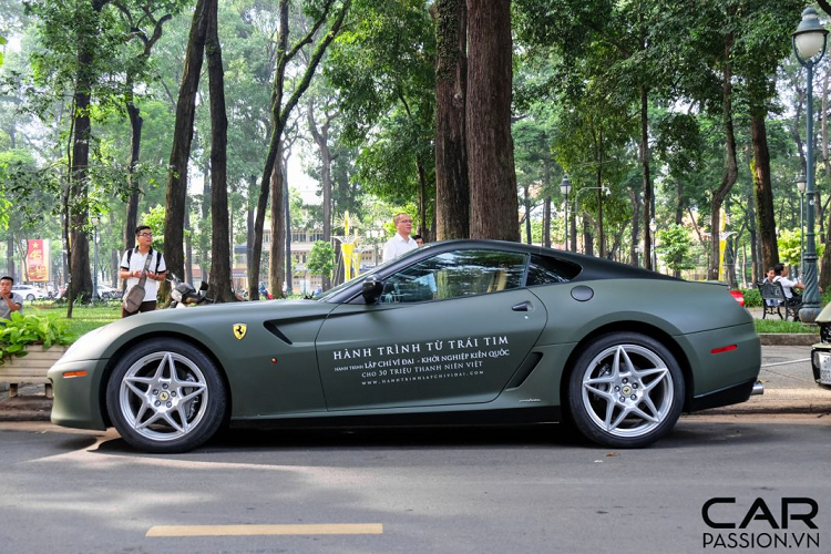 Vô-lăng trên xe có thiết kế được lấy cảm hứng từ những chiếc xe đua F1 khi được trang bị nút Start/Stop Engine, núm xoay chỉnh chế độ lái và phía sau vô-lăng được tích hợp lẫy chuyển số. Cụm đồng hồ trên xe có dạng analog với mặt đồng hồ vòng tua màu đỏ, đây là một trang bị tùy chọn mà khách hàng khi mua xe sẽ phải bỏ thêm tiền để có được. Một đặc điểm nổi bật khác trong khoang nội thất của chiếc 599 GTB độc nhất Việt Nam chính là các chi tiết được ốp sợi carbon như hốc điều hòa, bảng táp-lô và khu vực chính giữa hai ghế lái. 