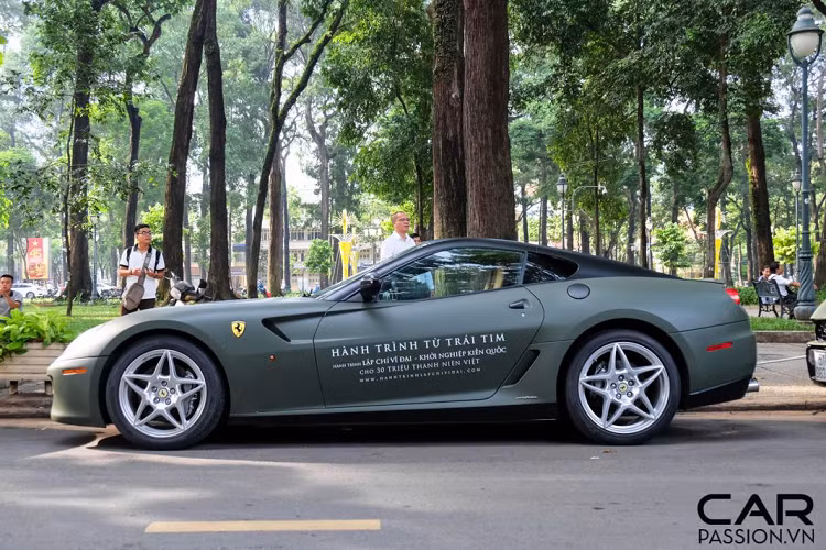 Vô-lăng trên xe có thiết kế được lấy cảm hứng từ những chiếc xe đua F1 khi được trang bị nút Start/Stop Engine, núm xoay chỉnh chế độ lái và phía sau vô-lăng được tích hợp lẫy chuyển số. Cụm đồng hồ trên xe có dạng analog với mặt đồng hồ vòng tua màu đỏ, đây là một trang bị tùy chọn mà khách hàng khi mua xe sẽ phải bỏ thêm tiền để có được. Một đặc điểm nổi bật khác trong khoang nội thất của chiếc 599 GTB độc nhất Việt Nam chính là các chi tiết được ốp sợi carbon như hốc điều hòa, bảng táp-lô và khu vực chính giữa hai ghế lái. 