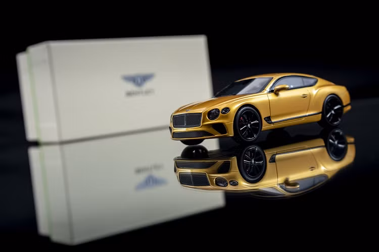 Hãng xe sang Anh quốc vừa chính thức giới thiệu bộ mô hình mẫu xe Bentley Continental GT mới. Bộ mô hình này có 3 kích thước mô phỏng chi tiết thiết kế bên ngoài lẫn bên trong xe, đặc biệt là phiên bản lớn nhất và đắt nhất.