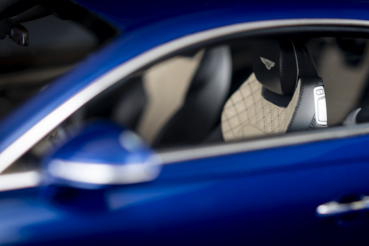 Phần ghế da bên trong có thiết kế hoàn thiện từ các nút nhấn vật lý cho đến các đường chỉ khâu, logo Bentley phía trên phần tựa đầu được in thay vì khâu bằng chỉ như mẫu Continental GT thực tế.