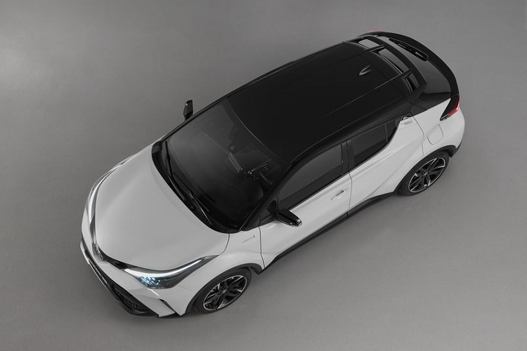 Chiếc crossover thể thao có thể được đặt hàng một trong chín lựa chọn sơn hai tông màu, nổi bật nhất là màu xám Dynamic Grey độc đáo kết hợp cùng phần mái màu đen.