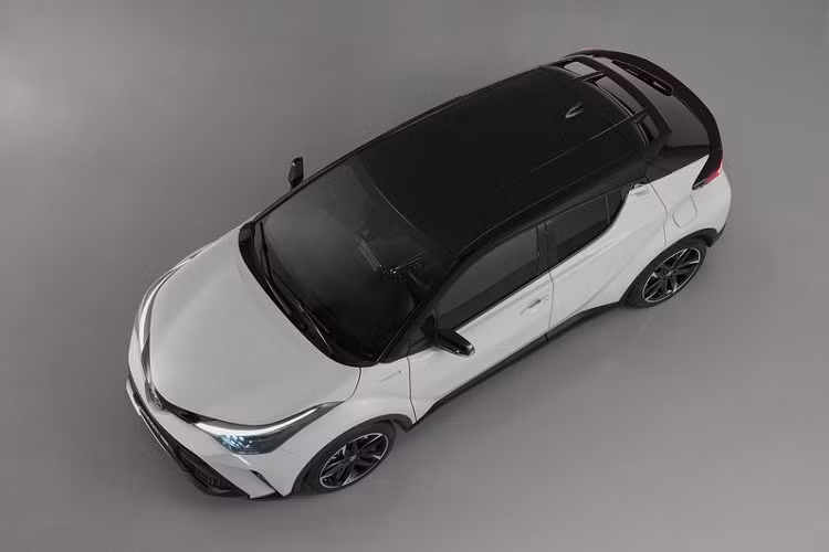 Chiếc crossover thể thao có thể được đặt hàng một trong chín lựa chọn sơn hai tông màu, nổi bật nhất là màu xám Dynamic Grey độc đáo kết hợp cùng phần mái màu đen.