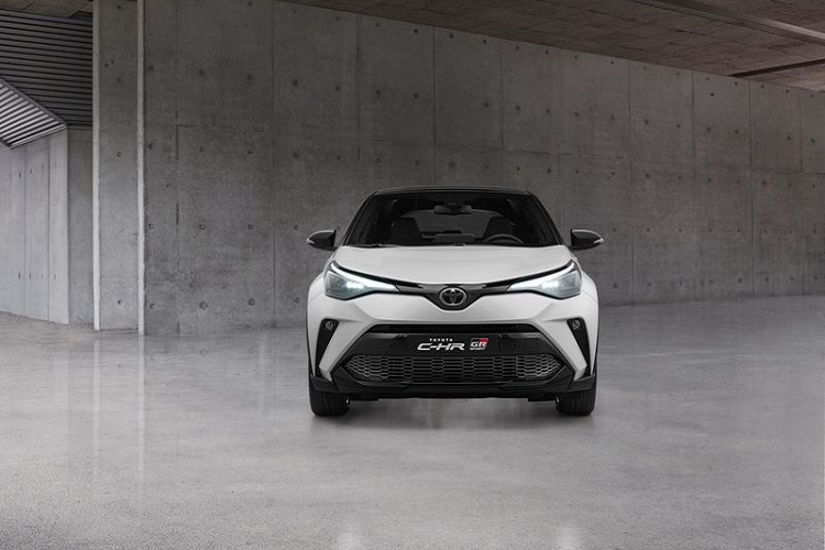 Tương tự như phần còn lại của Toyota C-HR 2021, phiên bản GR Sport cũng được trang bị bộ tính năng an toàn Toyota Safety Sense mới nhất, bao gồm hệ thống hỗ trợ lái khẩn cấp được liên kết với hỗ trợ rẽ ở ngã tư, phát hiện người đi bộ (vào ban ngày), kiểm soát làn đường, kiểm soát hành trình thích ứng nâng cao.