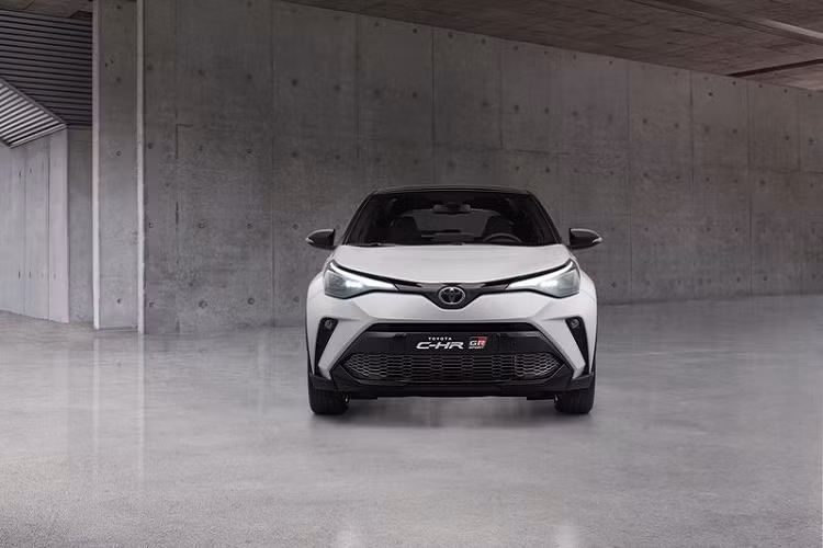 Tương tự như phần còn lại của Toyota C-HR 2021, phiên bản GR Sport cũng được trang bị bộ tính năng an toàn Toyota Safety Sense mới nhất, bao gồm hệ thống hỗ trợ lái khẩn cấp được liên kết với hỗ trợ rẽ ở ngã tư, phát hiện người đi bộ (vào ban ngày), kiểm soát làn đường, kiểm soát hành trình thích ứng nâng cao.