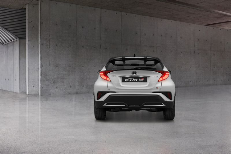 Di chuyển vào bên trong, Toyota C-HR GR Sport mới sở hữu các bậc cửa đặc biệt, logo GR, ghế bọc da Alcantara hoặc bọc vải, vô lăng và cần số bọc da có các đường chỉ màu đỏ tương phản, chưa hết, trên màn hình khởi động của đồng hồ đo kỹ thuật số sẽ có giao diện "GR".