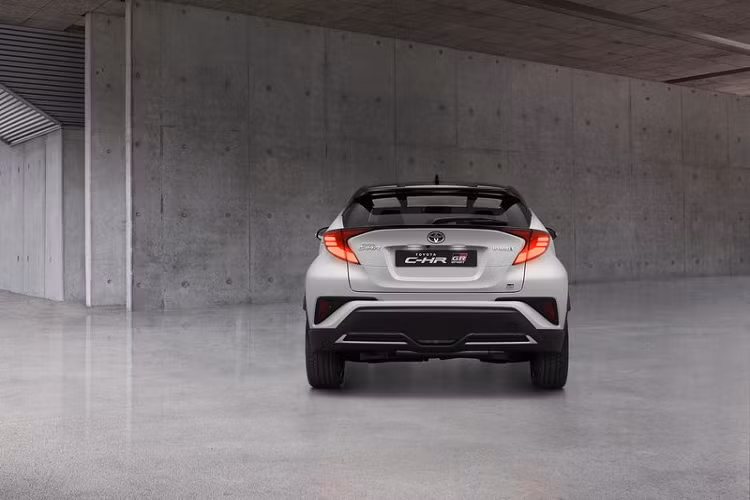 Di chuyển vào bên trong, Toyota C-HR GR Sport mới sở hữu các bậc cửa đặc biệt, logo GR, ghế bọc da Alcantara hoặc bọc vải, vô lăng và cần số bọc da có các đường chỉ màu đỏ tương phản, chưa hết, trên màn hình khởi động của đồng hồ đo kỹ thuật số sẽ có giao diện "GR".