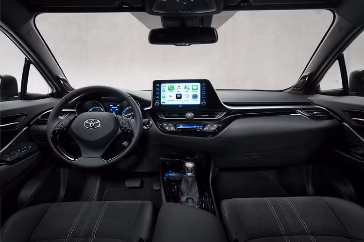 Cụ thể, phiên bản GR Sport của Toyota C-HR đời mới sẽ được nâng cấp ngoại thất với các ốp màu đen thể thao quanh xe, lưới tản nhiệt mạ crôm tối màu và bộ chia gió phía trước được thiết kế cá tính hơn.