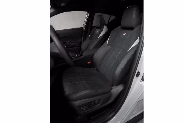 C-HR GR Sport 2021 được trang bị bộ la-zăng 19 inch "hàng thửa", đi kèm lốp 225/45 Continental Premium Contact 6.