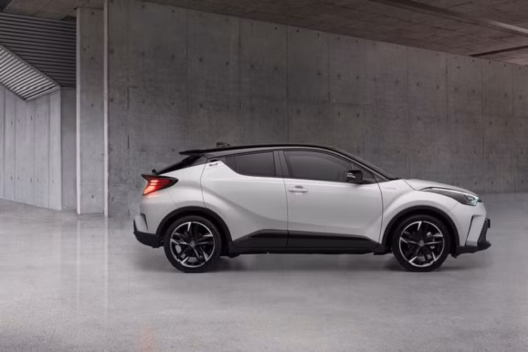 Xe còn có nhiều trang bị tiêu chuẩn đáng chú ý khác như hệ thống âm thanh cao cấp JBL, ghế trước chỉnh điện và sưởi, gương chiếu hậu tự động gập, kính bảo vệ riêng tư phía sau, đèn pha LED chiếu sáng cao...