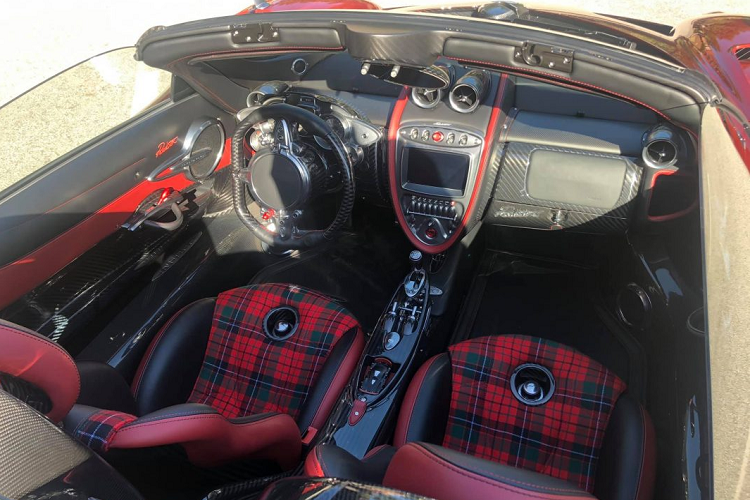 Sợi carbon màu đen bóng truyền thống cũng được sử dụng, xuất hiện chủ yếu ở phần dưới tân xe cũng như các chi tiết hốc đèn, gương. Kết hợp cùng bộ mâm đa chấu màu đen, những chi tiết sợi carbon đen bóng tạo nét tương phản cho ngoại thất chiếc xe này.