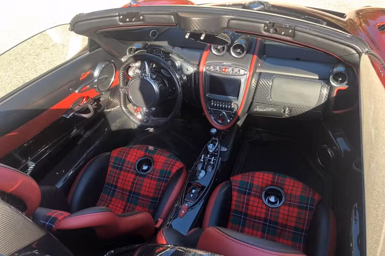 Sợi carbon màu đen bóng truyền thống cũng được sử dụng, xuất hiện chủ yếu ở phần dưới tân xe cũng như các chi tiết hốc đèn, gương. Kết hợp cùng bộ mâm đa chấu màu đen, những chi tiết sợi carbon đen bóng tạo nét tương phản cho ngoại thất chiếc xe này.