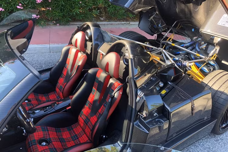 Trên Huayra Roadster, Pagani đã thiết kế lại phần đầu xe với lưới tản nhiệt mới. Dãy đèn định vị ban ngày được thiết kế nằm ngang thay vì xéo như trước. Líp trước được làm dài ra, giống vối gói nâng cấp Tempesta của bản Coupe. Phía sau, phần nắp động cơ được thiết kế lại, loại bỏ phần kính như trên bản Coupe. Phía trên đèn hậu được thiết kế vuốt cao, giống với cánh gió tích hợp. Khoang nội thất gần như không có sự thay đổi so với trước đây.