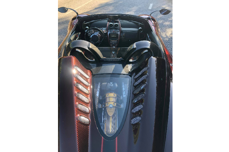 Tiến vào bên trong, khoang lái của xe không sở hữu những loại vật liệu thường thấy như Alcantara, da lộn,… thay vào đó, chiếc xe của Oleg Egorov sở hữu khoang nội thất được bọc vải kẻ sọc hai tông màu đen – đỏ độc đáo. Kết hợp với chất liệu này là nhiều chi tiết ở viền ghế, ốp cửa được bọc da thuộc cũng với hai tông màu nói trên. Sợi carbon và nhôm phay được sử dụng ở nhiều vị trí nhằm tăng vẻ đẹp cho khoang lái của xe.