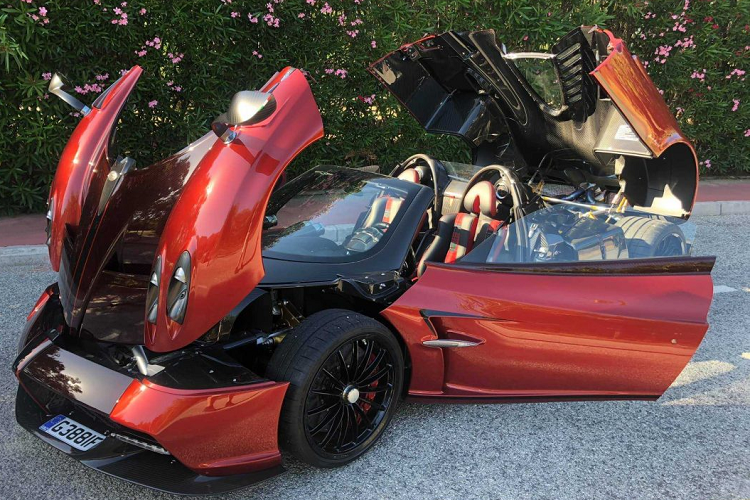 Đặc biệt Huayra Roadster là mẫu xe duy nhất hiện nay có phiên bản mui trần nhẹ hơn bản Coupe (Huayra Roadster nhẹ hơn Huayra Coupe đến 70 kg). Để có được trọng lượng như vậy, Pagani đã sử dụng một công nghệ sản xuất sợi carbon mới được gọi là CARBO-TRIAX HP52. Giá xe Pagani Huayra Roadster đặc biệt này chưa được công bố chính thức.